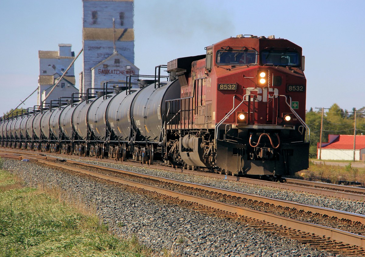 Azerbaijan Delivers First Fuel Shipment to Armenia, Signaling Early “Peace Dividends”