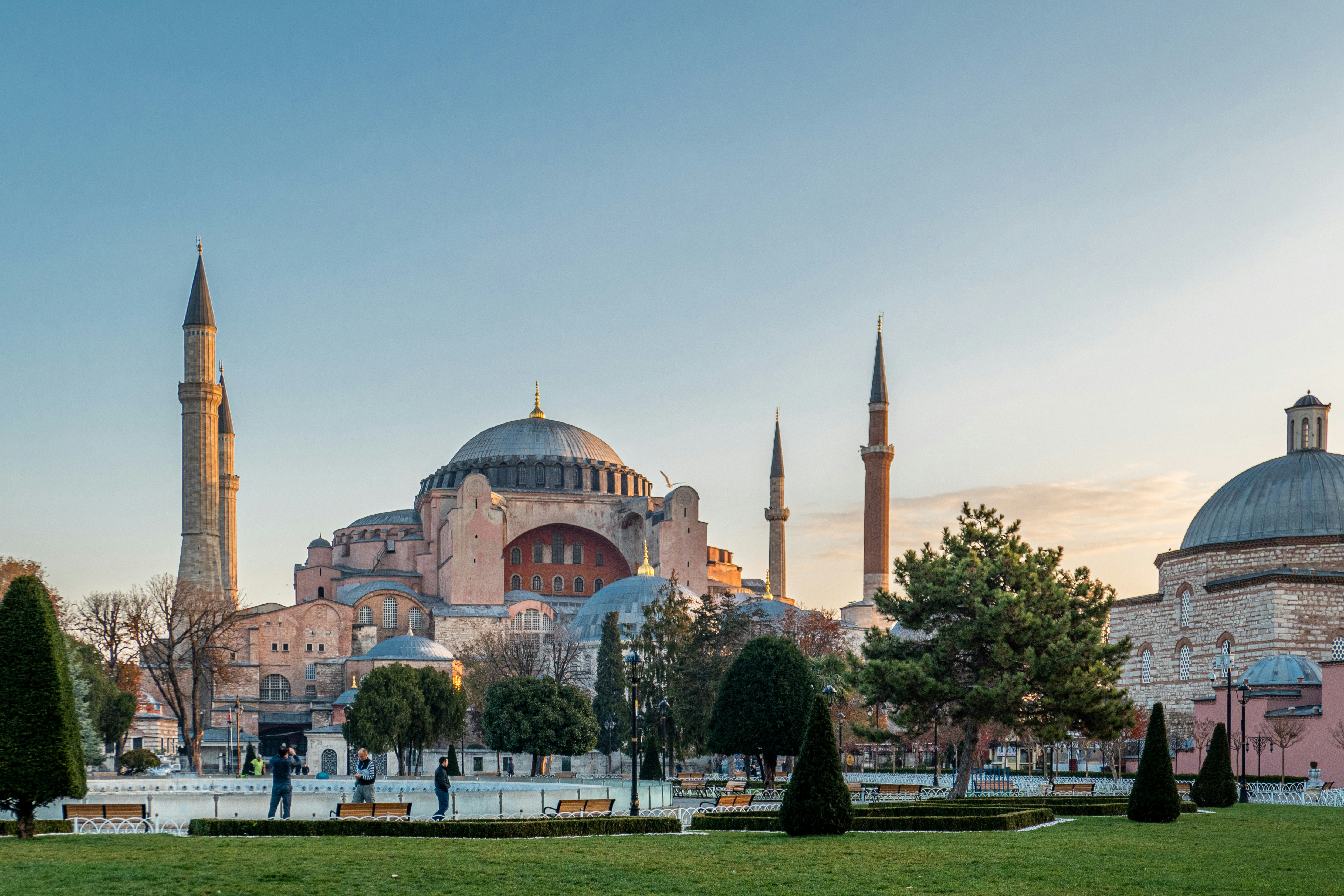 Experts Warn Hagia Sophia Faces Growing Risk Amid Heavy Scaffolding and Unplanned Interventions