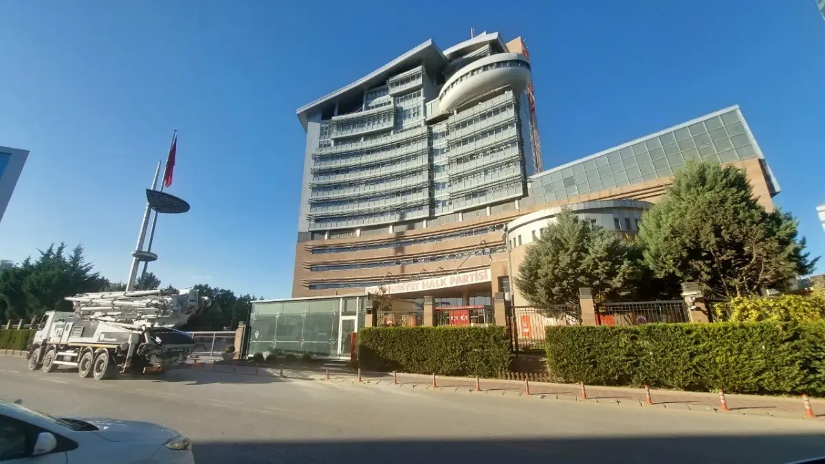 Police Enter CHP Headquarters in Ankara as Court Ruling Triggers Standoff