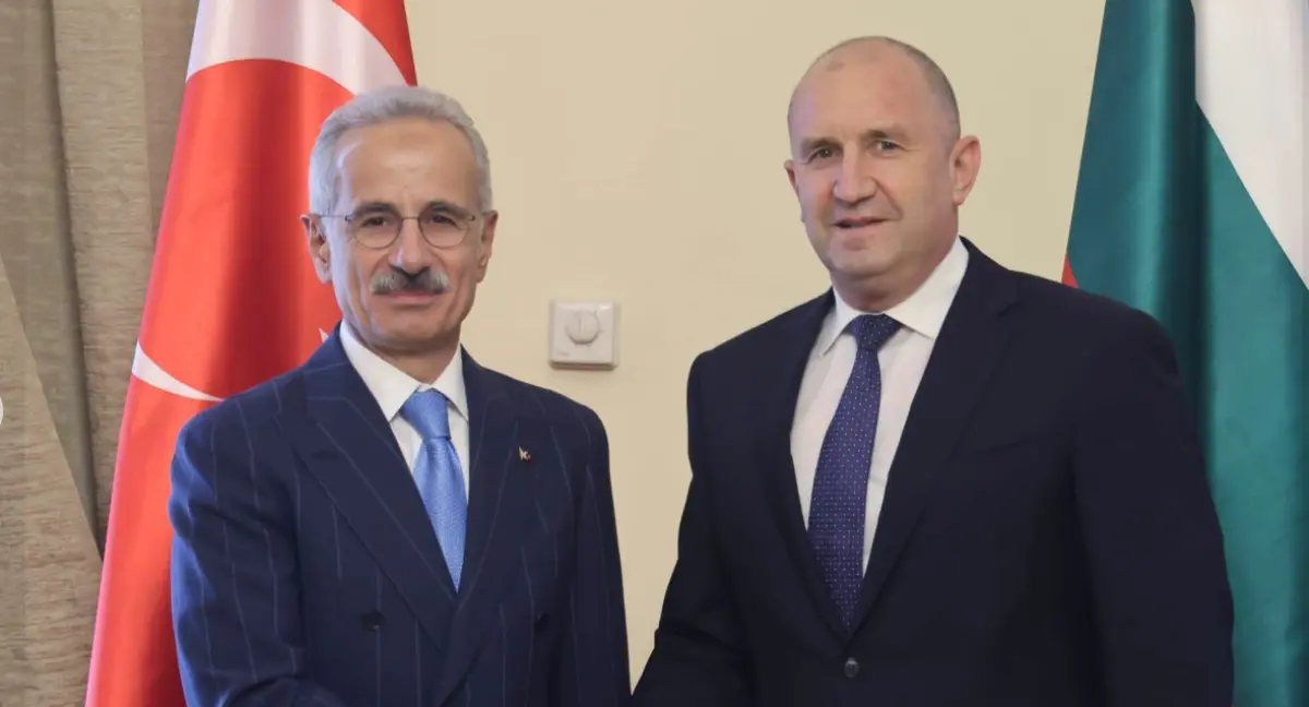 Bulgarian and Turkish Ministers posing front of their flags