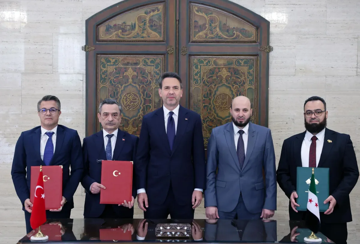 Minister Bayraktar and Syrian officials posing during signature ceremony