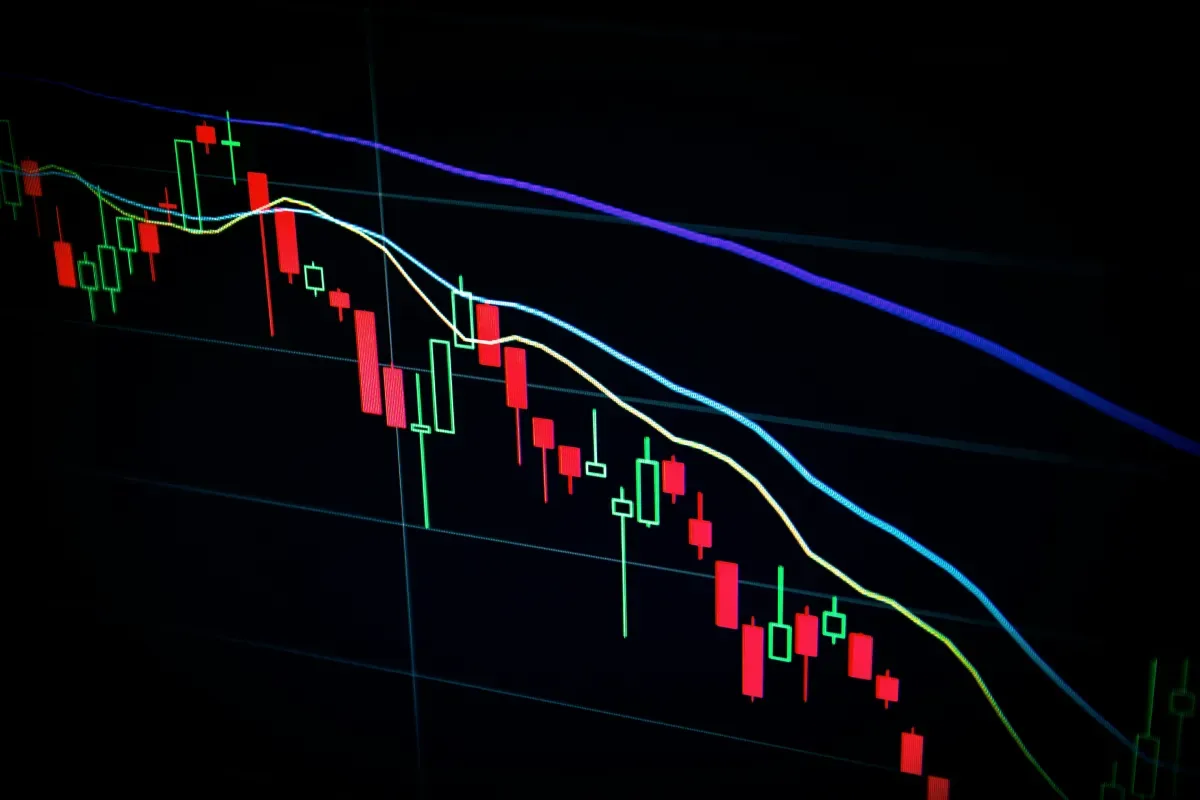 Falling market chart illustrating pressure on Turkey’s investment fund sector