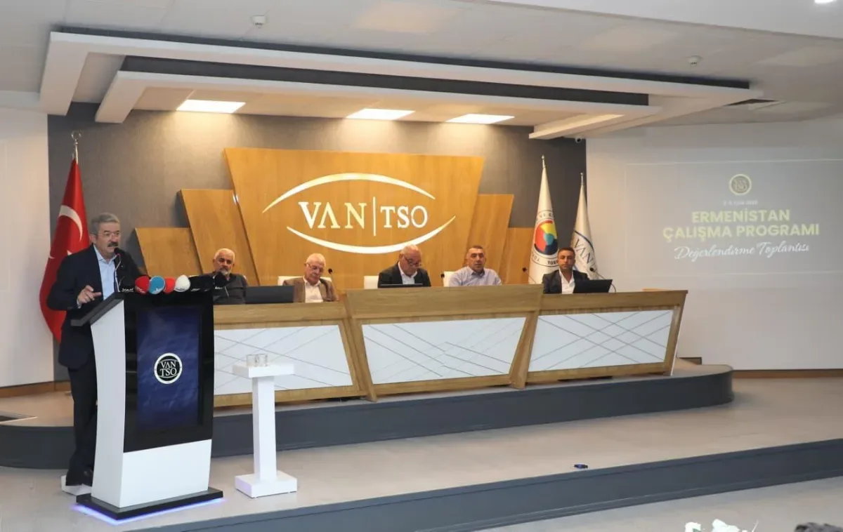 Van Businesses Push Armenia Border Opening After 22-Hour Detour